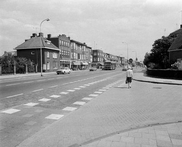 856887 Gezicht op de huizen Amsterdamsestraatweg 573 (links) -lager te Utrecht, vanaf de hoek met de Bessemerlaan.